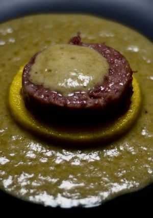 Foto di Cotechino e polenta su spuma di lenticchie