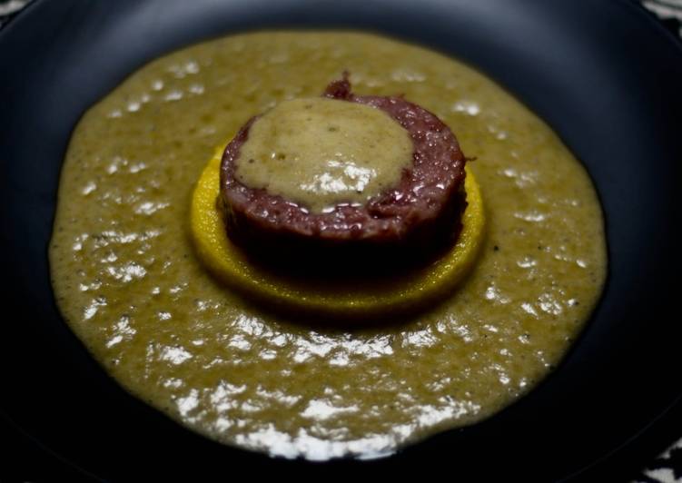Cotechino e polenta su spuma di lenticchie