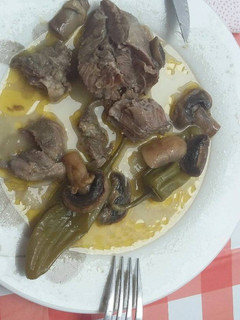 Una foto de Carrilleras con pimientos y champiñones