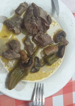 Una foto de Carrilleras con pimientos y champiñones