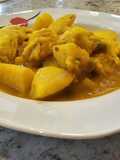 Guiso de patatas y merluza en amarillo