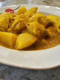 Una foto de Guiso de patatas y merluza en amarillo