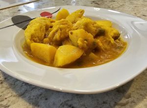 Foto principal de Guiso de patatas y merluza en amarillo