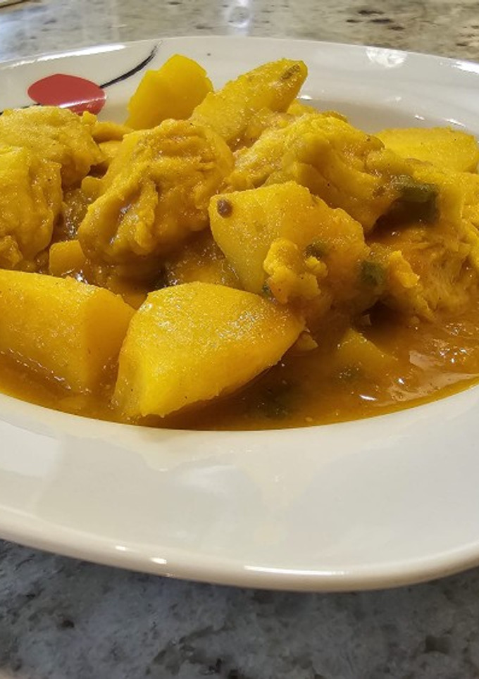 Una foto de Guiso de patatas y merluza en amarillo