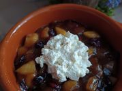 Una foto de compota de manzana postre