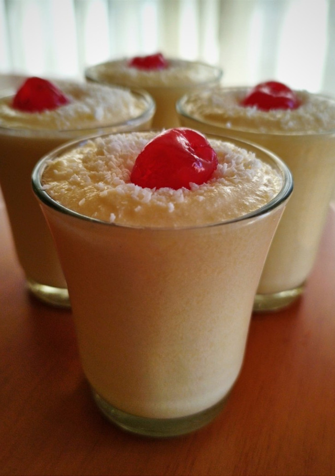 Una foto de Crema-mousse de piña y leche condensada