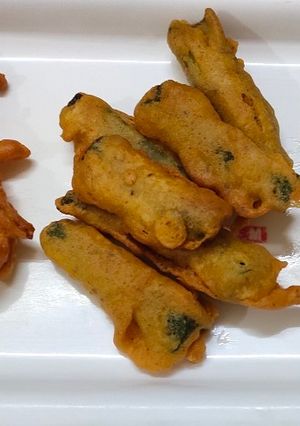 मिर्ची और प्याज़ के पकौड़े (Mirchi aur pyaz ke pakode recipe in Hindi) रेसिपी मुख्य फोटो