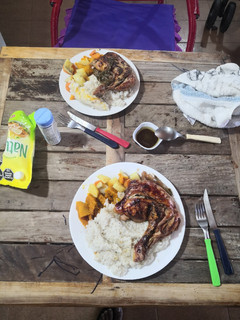 Una foto de Muslos de pollo a dos sabores, con arroz y verduras al vapor, para mi familia