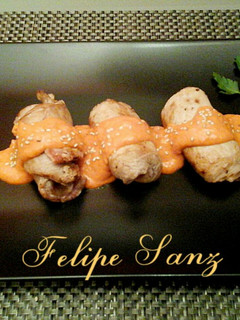 Una foto de Rollitos de lomo de cerdo rellenos, con salsa de pimientos del piquillo