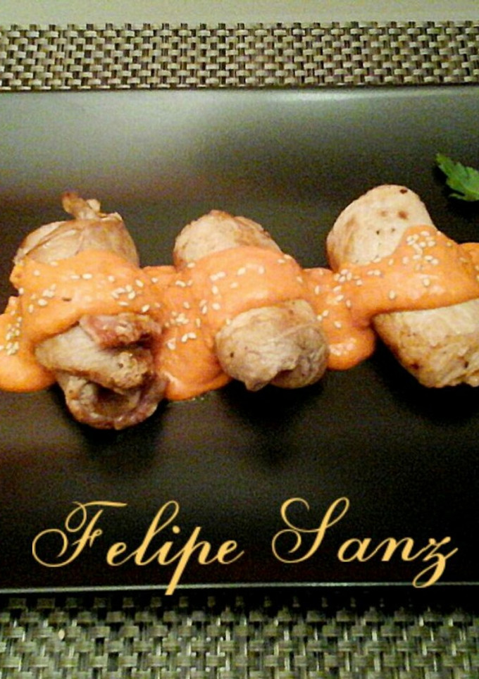 Una foto de Rollitos de lomo de cerdo rellenos, con salsa de pimientos del piquillo