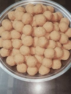 बेसन के लड्डू (besan ke ladoo recipe in Hindi) रेसिपी मुख्य फोटो