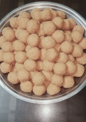 बेसन के लड्डू (besan ke ladoo recipe in Hindi) रेसिपी मुख्य फोटो