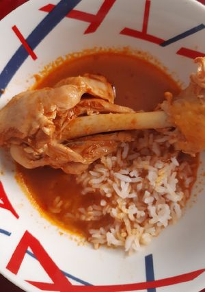 Una foto de Pollo en guajillo