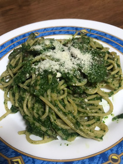 Una foto de Spaguettis con salsa de espinacas y setas