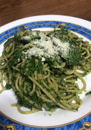 Una foto de Spaguettis con salsa de espinacas y setas