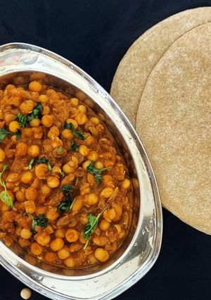 A picture of White peas masala curry.