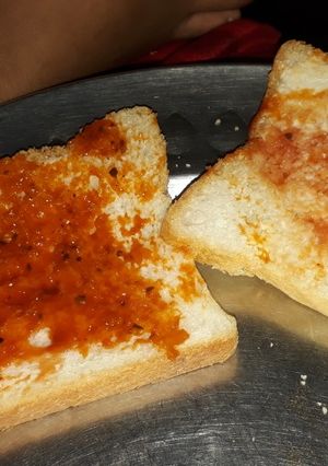 A picture of Sandwich of veg mayonnaise, pasta topping.