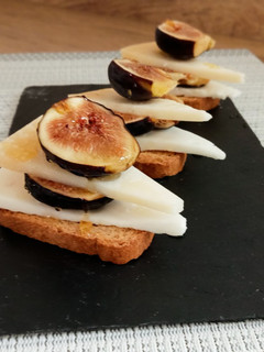 Una foto de Pincho o tapa de higos y queso