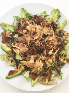 Una foto de Ensalada tibia de champiñones y pollo