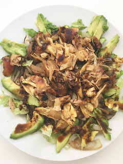 Una foto de Ensalada tibia de champiñones y pollo