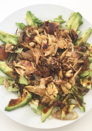 Una foto de Ensalada tibia de champiñones y pollo