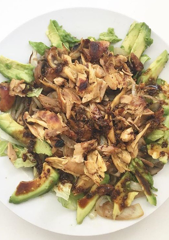 Una foto de Ensalada tibia de champiñones y pollo
