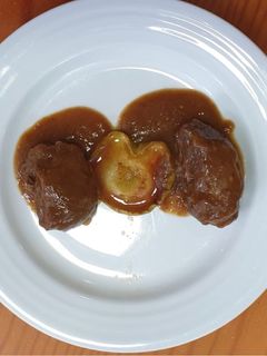 Una foto de Carrilleras con mi salsa y manzana caramelizada