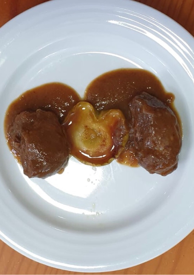 Una foto de Carrilleras con mi salsa y manzana caramelizada