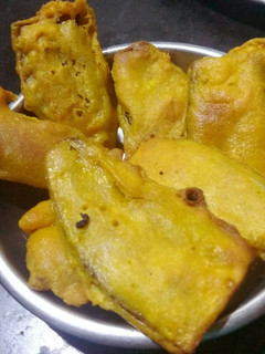 कच्चे केले के छिलके के कुरकुरे पकोड़े (Kache kele ke chhilke ke kurkure pakode recipe in Hindi) रेसिपी मुख्य फोटो