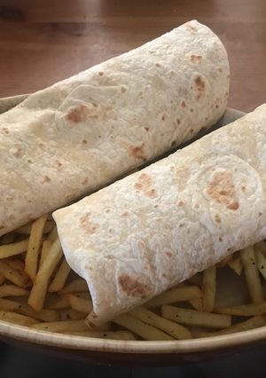 Une photo de Shawarma au poulet comme à Dubaï