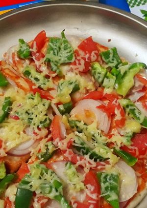 कैप्सिकम पिज़्ज़ा (capsicum pizza recipe in Hindi) रेसिपी मुख्य फोटो