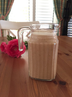 Una foto de Licuado de Plátano, manzana y galletas.