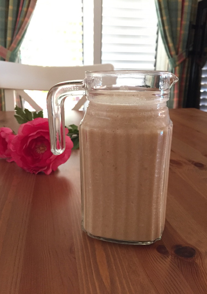 Una foto de Licuado de Plátano, manzana y galletas.