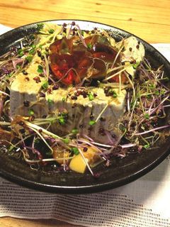 [綠藤芽食譜] 涼拌芽菜皮蛋豆腐 的食譜成品照片