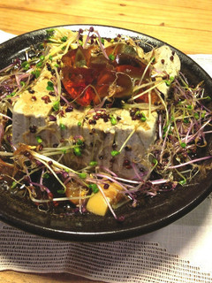[綠藤芽食譜] 涼拌芽菜皮蛋豆腐 的食譜成品照片