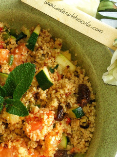 Una foto de Cuscús con verduras y almendras