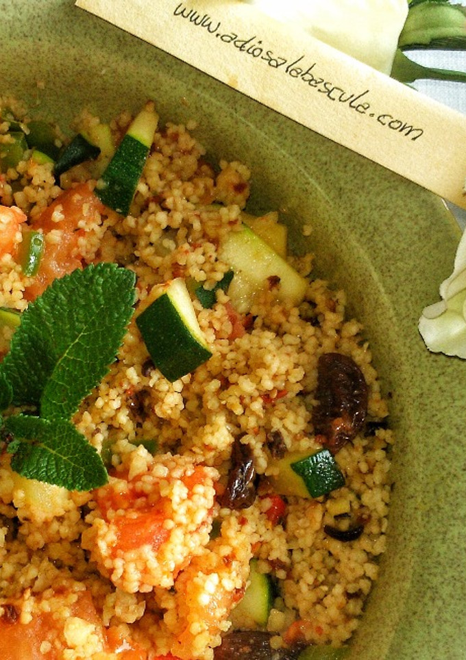 Una foto de Cuscús con verduras y almendras