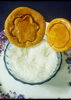 डालगोना कँडी (Dalgona candy recipe in marathi) रेसिपी चे मुख्य फोटो 