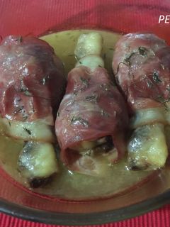 Una foto de Muslitos de pollo envueltos y crujientes al vino