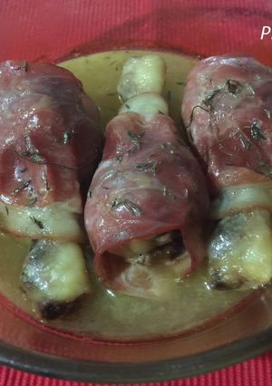 Una foto de Muslitos de pollo envueltos y crujientes al vino