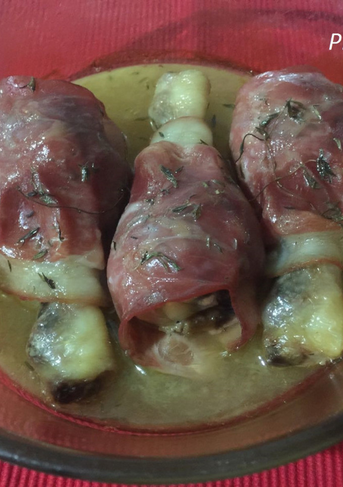 Una foto de Muslitos de pollo envueltos y crujientes al vino