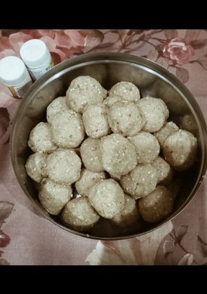 मावे और सफेद तिल के लड्डू(mawe aur safad til ke laddu recipe in hindi) रेसिपी मुख्य फोटो