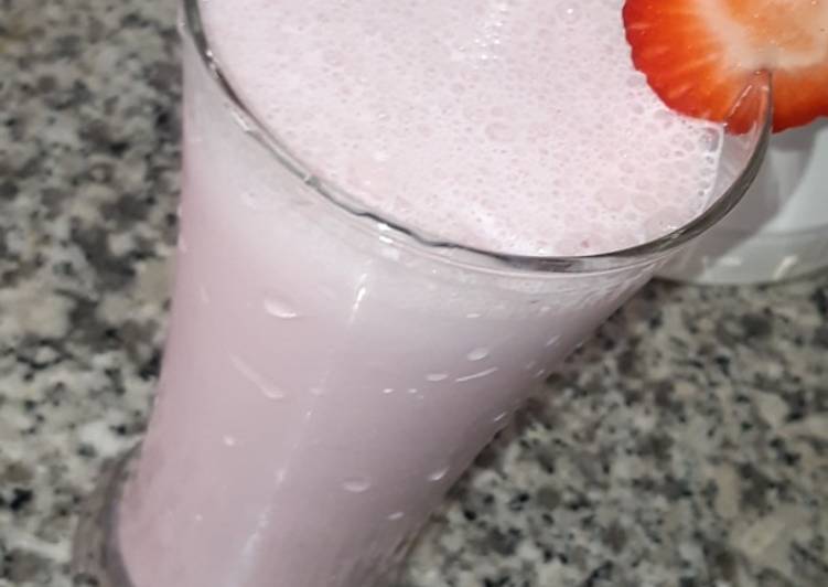 How to Make Super Quick Homemade Strawberry milkshake