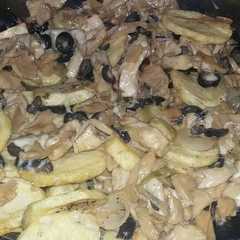 بيتزا البطاطا والدجاج والفطر بجبنة الموزاريلا بالباشاميل 🍕-レシピのメイン写真
