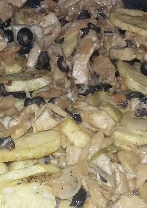 صورة لوصفة بيتزا البطاطا والدجاج والفطر بجبنة الموزاريلا بالباشاميل 🍕