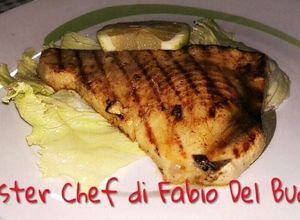 Foto di Tonno Fresco Arrostito con Salsa di Soia su Foglia di Iceberg