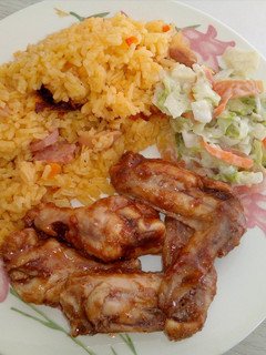 Una foto de Arroz con chorizo y butifarra y alitas BBQ