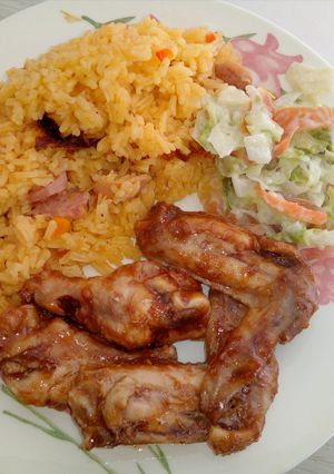 Una foto de Arroz con chorizo y butifarra y alitas BBQ