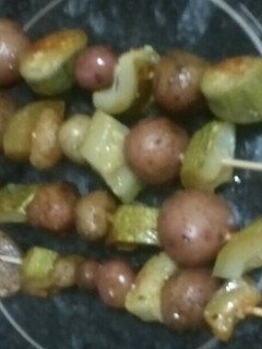 Una foto de Brochetas de verduras confitadas