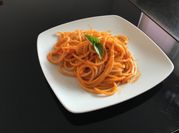 Una foto de spaguetti rojo